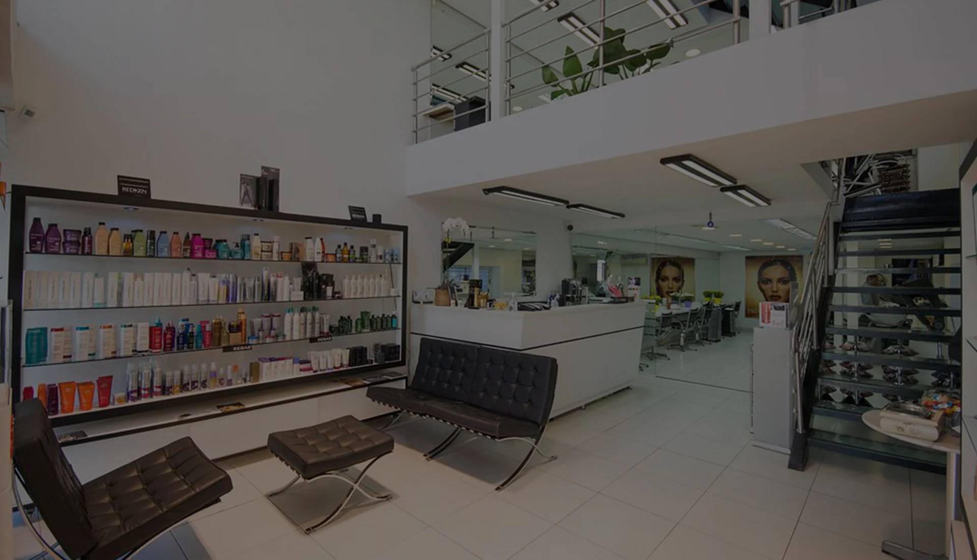 Interior sofisticado e recepção com mezanino da L'ESPACE Hair